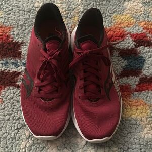 SAUCONY Kinvara 12 Women's Size 8.5 Running Shoes Cherry/Silver/Black S10619-55